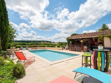 Idyllic Holiday Home in D gagnac with Jacuzzi near River