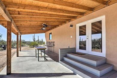 Holiday home Secluded Marana Home with Viewing Decks and Privacy!