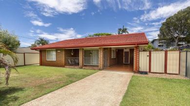 Comfortable lowset family home only minutes from the water! Tarooki St, Bellara