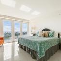Holiday home Rise & shine in paradise! Stylish Bayview condo beachfront resort shared pools &jacuzzi