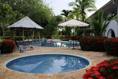 Отель Tropical Bliss Pool Wi-Fi BBQ