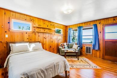 Hotel Knotty Pine Cabin