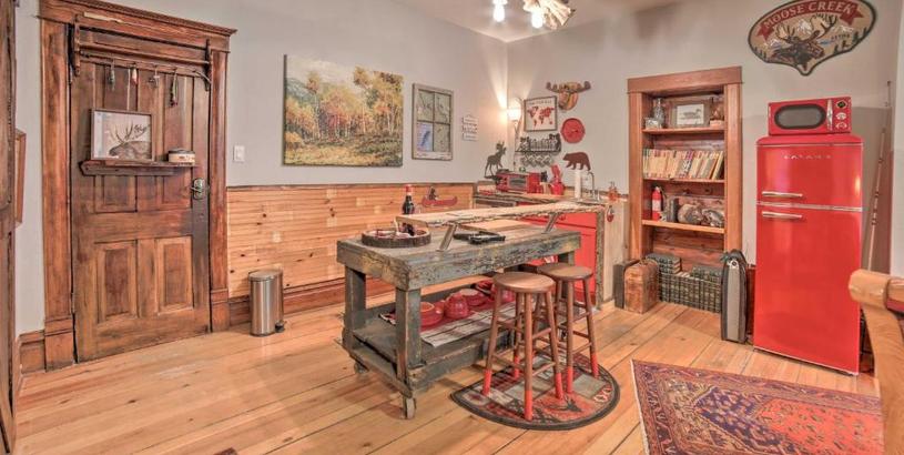 Апартаменты One-of-a-Kind Rustic Retreat in Dtwn Sturgeon Bay!