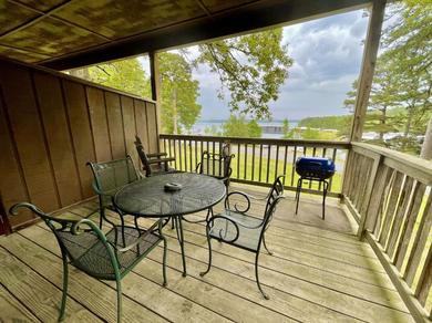 Отель Lake view queen guest room with two queens, sleeper sofa and patio overlooking Lake Ouachita, Hotel Room
