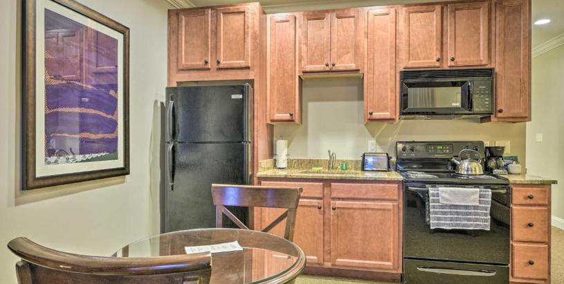Apartments Anderson Golf Club Condo with Community Amenities!