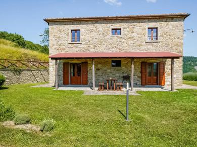 Апартаменты Apartment in a holiday home in Anghiari with a view of the hills