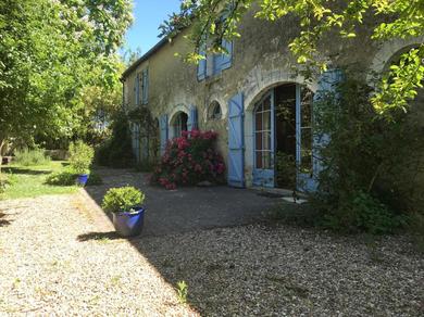 Дом отдыха Large family house for young and old in great calm in South Touraine