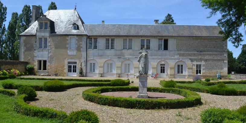 Guest house LOGIS du Château du Bois Doucet