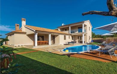 Holiday home Stunning Home In Bibici With 4 Bedrooms, Jacuzzi And Outdoor Swimming Pool