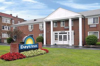 Отель Days Inn by Wyndham Cleveland Lakewood