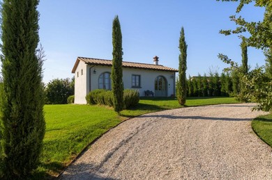 Hotel House in the heart of Tuscany with A/C and pool!