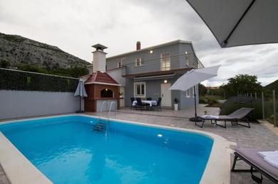 Villa Mountain House Kajko with pool & free parking on site