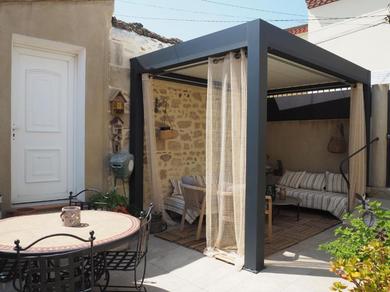 Hotel Small holiday home with courtyard, Bellegarde