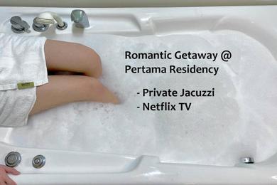 Apartments Stylish Romantic Couples Getaway with Private Jacuzzi