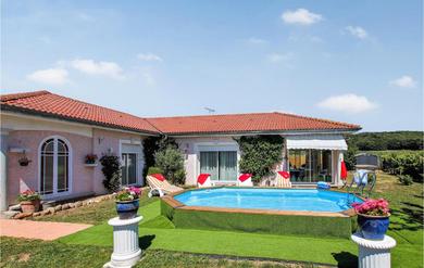 Holiday home Awesome home in Flachres with 2 Bedrooms, WiFi and Outdoor swimming pool