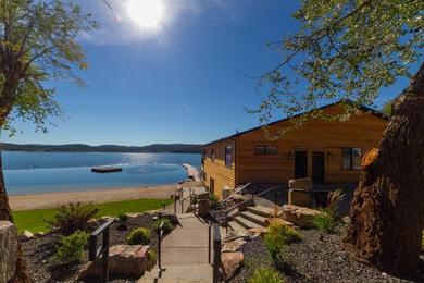 Дом отдыха Gorgeous Triplex Unit With Spectacular Lake Views!