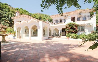Holiday home Stunning Home In Ojen, Marbella With Wifi, Outdoor Swimming Pool And Swimming Pool