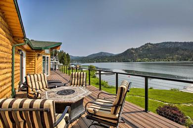 Holiday home Updated Lakefront Home with Deck on Long Lake!