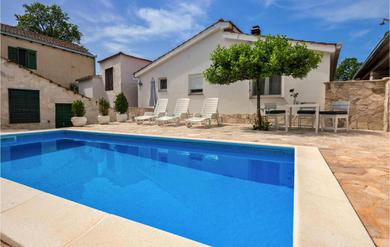 Holiday home Amazing home in Desne with Outdoor swimming pool and 1 Bedrooms