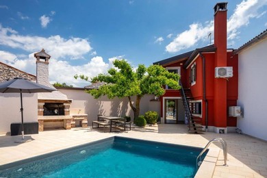 Hotel Villa Casa Darija with pool and grill in Novigrad