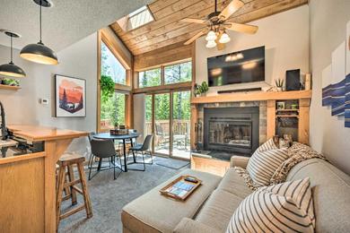 Holiday home Ski-In and Ski-Out Lutsen Retreat with Pool Access!