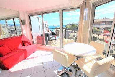 Nice apartment last floor with terrace and clear view on the sea