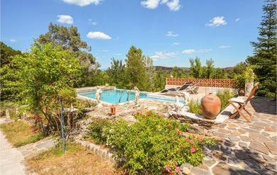 Awesome home in Bordezac with Outdoor swimming pool