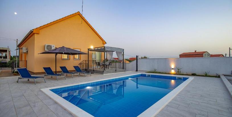 Villa Villa Family and Friends private heated pool with jacuzzi