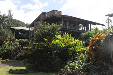 Отель Backpackers Vacation Inn and Plantation Village