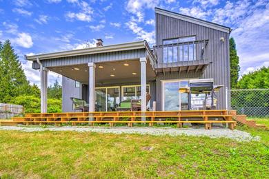 Дом отдыха Stunning Hood Canal Getaway with Private Deck!