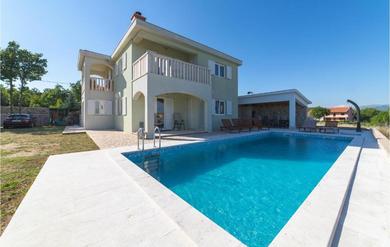 Nice Home In Lovrec With 5 Bedrooms, Outdoor Swimming Pool And Heated Swimming Pool
