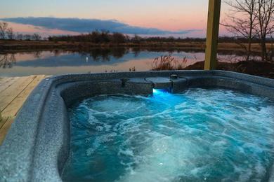  Hot tub-Lake front-Private-Deer Lodge