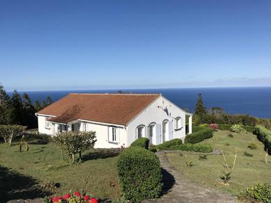 Дом отдыха 2 bedrooms house with enclosed garden and wifi at Caveira DAS FLORES AZORES 7 km away from the beach