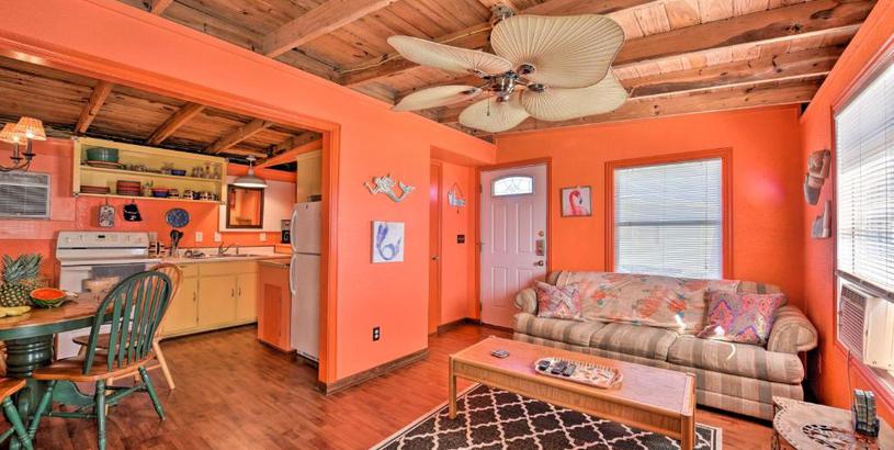 Holiday home Colorful Cottage - 2 Blocks to Surfside Beach!