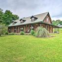 Holiday home Pet-Friendly Broken Bow Gem with Deck and Grill!