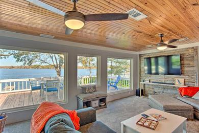 Дом отдыха Cozy Cedar Creek Lakefront Home with Dock and Fire Pit