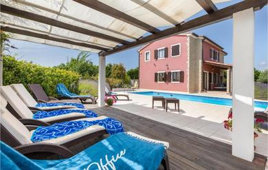 Holiday home Four-Bedroom Holiday home Bijazici with an Outdoor Swimming Pool 08