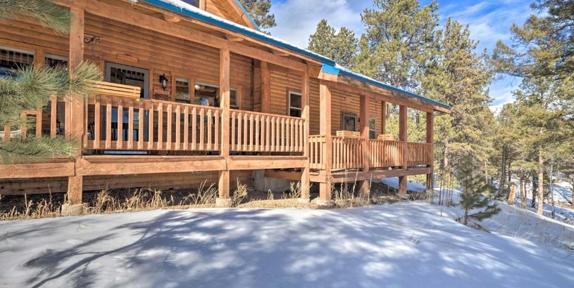 Holiday home Log Cabin with Mountain Views about 30 Mi to Pikes Peak!
