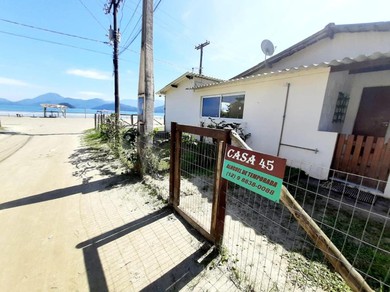 Casa 45 Estaleiro - Pé na areia, com churrasqueira e vista para o mar em Ubatuba - 2 dormitórios, 1 banheiro, 3 vagas de garagem