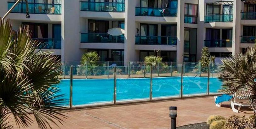 Апартаменты Apartamento con vistas al mar y piscina comunitaria. Zona los lagos
