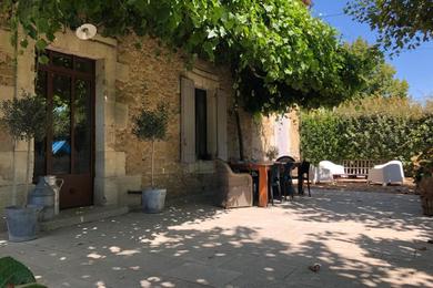 Дом отдыха Mas provençal with private pool near Avignon
