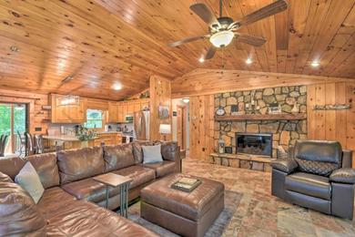 Дом отдыха Cozy Blairsville Cabin with Blue Mountain Views