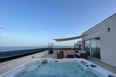 Apartments Exclusive 3 Bedroom Seafront Suite with jacuzzi