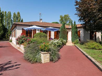 Вилла Beautiful Villa with Private Garden in Pineuilh Aquitaine