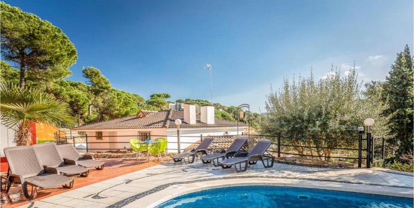 Apartments Amazing apartment in Argentona with 3 Bedrooms, WiFi and Outdoor swimming pool
