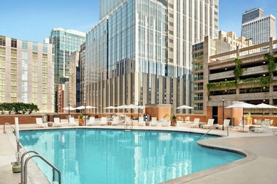 Отель DoubleTree by Hilton Chicago Magnificent Mile