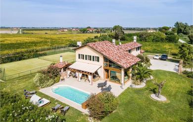 Дом отдыха Stunning home in Jesolo with Outdoor swimming pool, WiFi and 6 Bedrooms