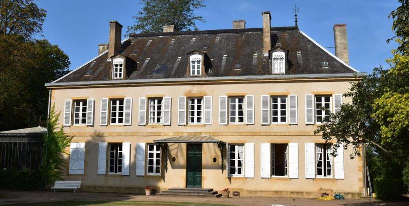 Дом отдыха Vintage Mansion in Saint Aubin sur Loire with Pool