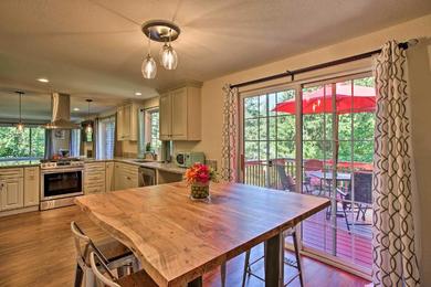 Дом отдыха Issaquah Home with Deck and Patio 16 Miles to Seattle!