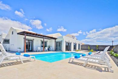  Playa Blanca Villa Sleeps 6 Pool Air Con WiFi